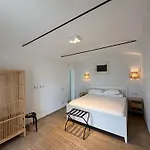 Iris Apartment *