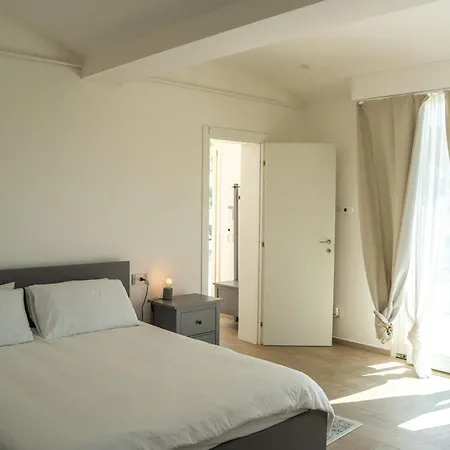 Iris Apartment *